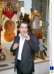 Колин Фаррелл (Colin Farrell) To Unveil "Alexander" Costumes In Windows Of Barneys New York, 06.11.2004 (37xHQ) Bn669AnE