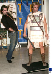 Колин Фаррелл (Colin Farrell) Madame Tussauds Wax Museum, New York City, 23.11.2004 (69xHQ) F32SoPls