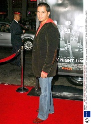Джей Эрнандес (Jay Hernandez) 06.10.2004 premiete "Friday Night Light" (17xHQ) WMPUjNzQ